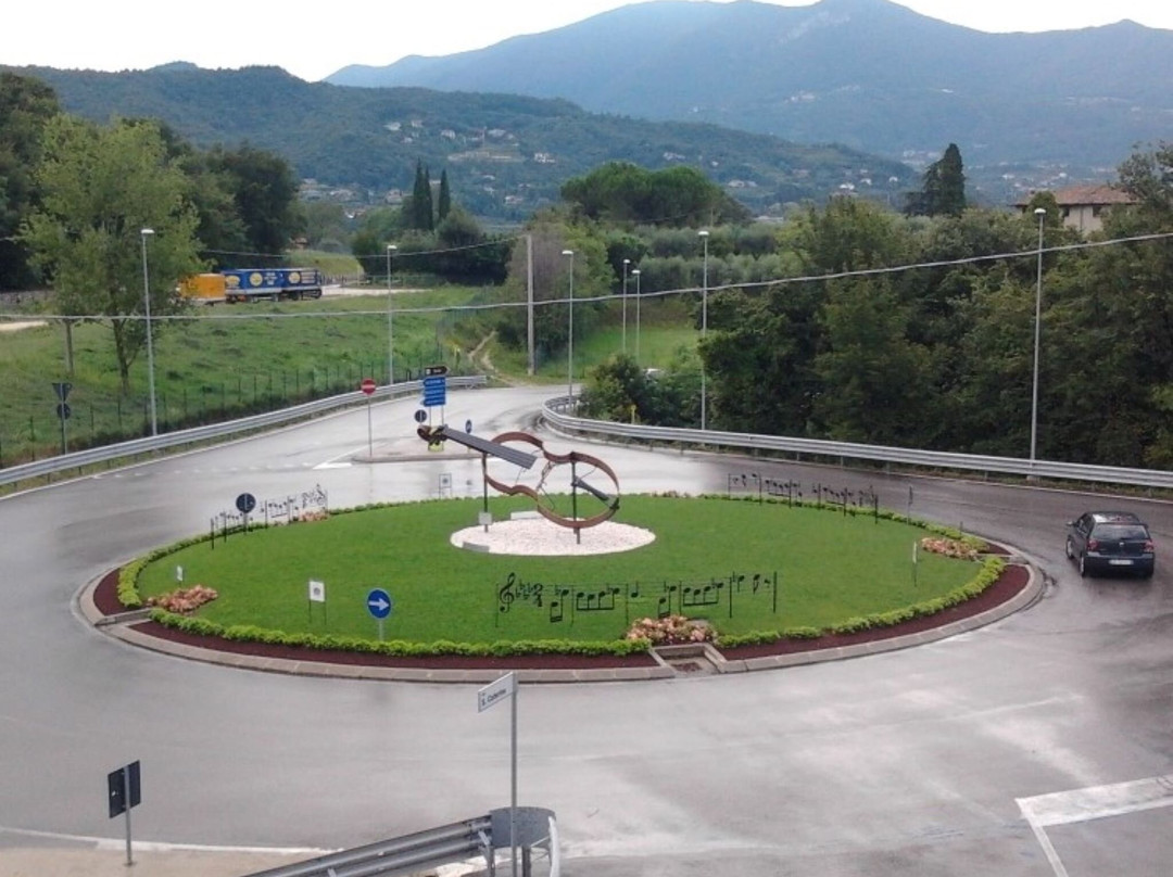 Rotonda Di Salò Scultura Del Violino景点图片