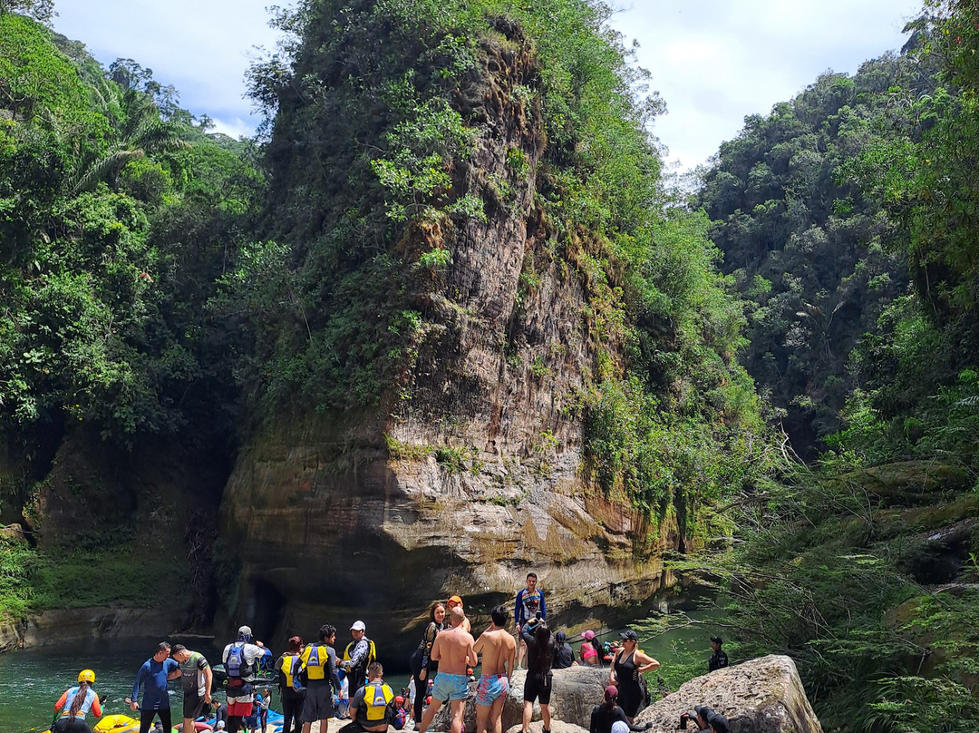 "Green Aventura: Descubre la Emoción del Rafting en el Increíble Cañón del Güejar"-Mesetas必去景点