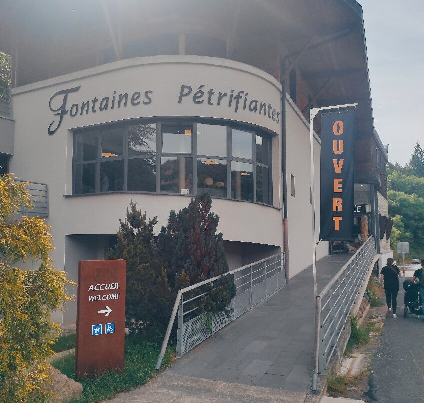 Fontaines Petrifiantes de Saint-Nectaire景点图片
