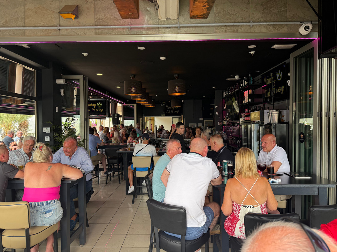 Casey's Cocktail Lounge-洛斯克里斯蒂亚诺斯必去景点