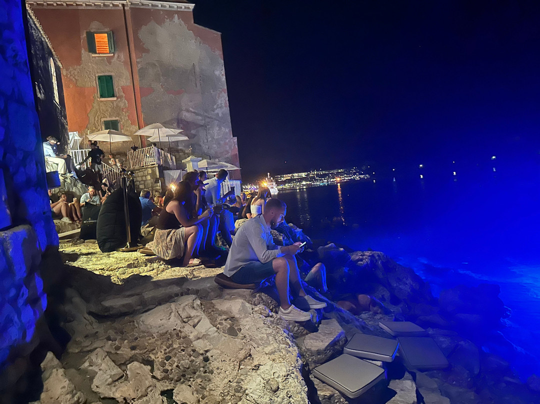 Valentino Cocktail & Champagene Bar-罗维尼必去景点