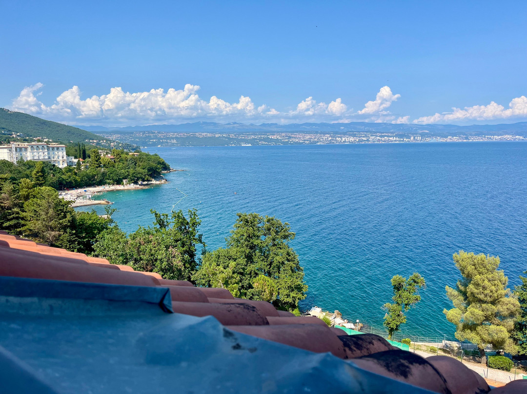 卢弗兰酒店主图