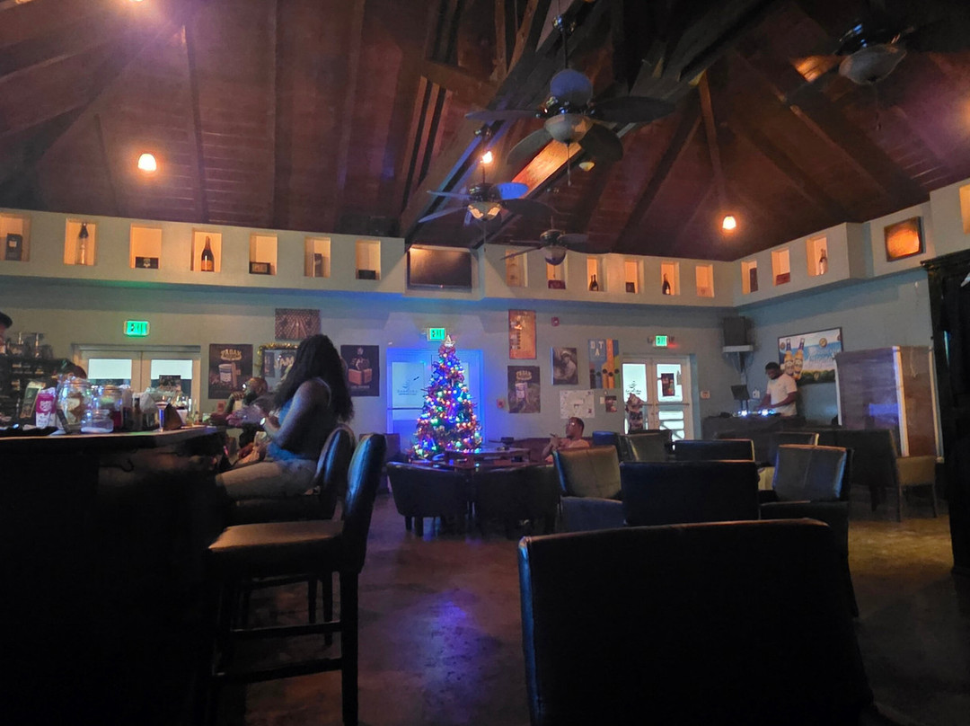 Aromas Cigar & Martini Bar-Road Town必去景点