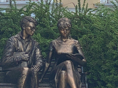 Monument to Shurik and Lida-Ryazan必去景点