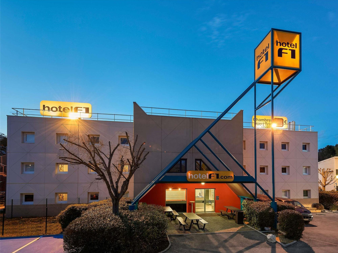蓬塔利耶F1酒店