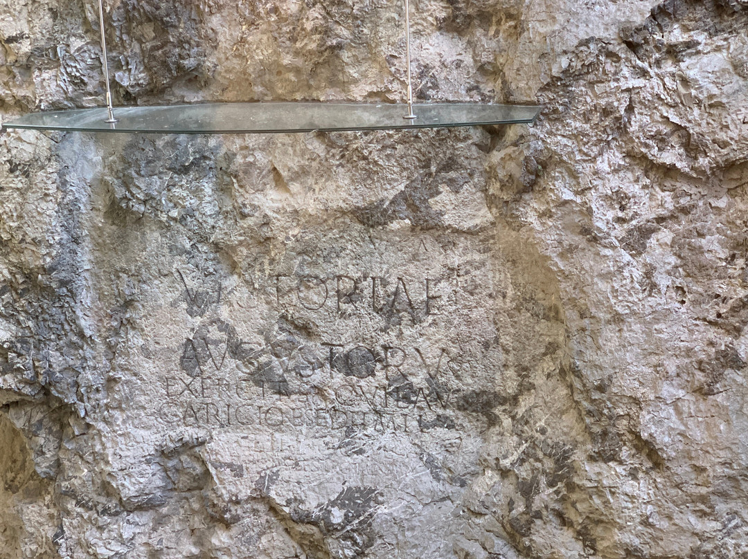 Roman inscription-Trencin必去景点