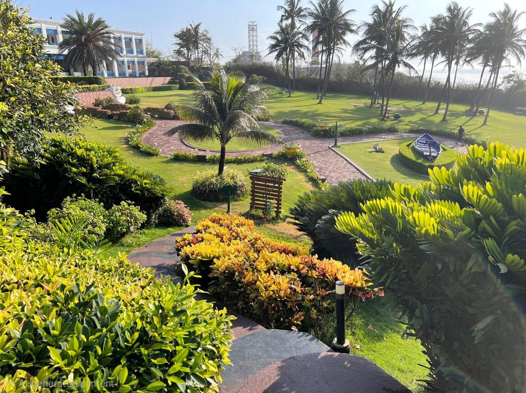 Mayfair Palm Beach Resort主图