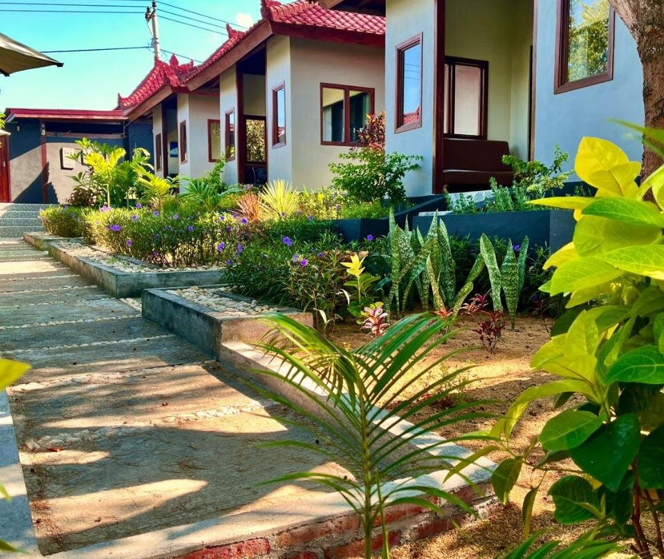 Secret Garden Surf Resort, walk to waves