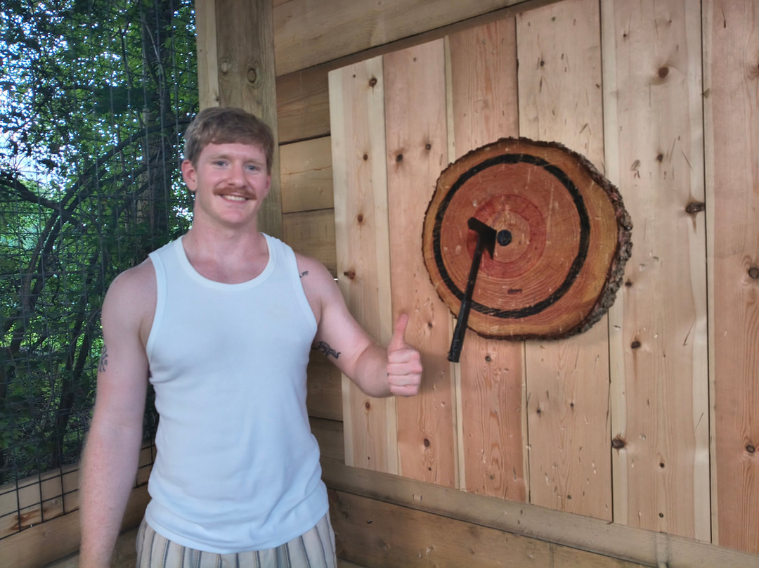 Bermuda Blades Axe Throwing-Henlow必去景点