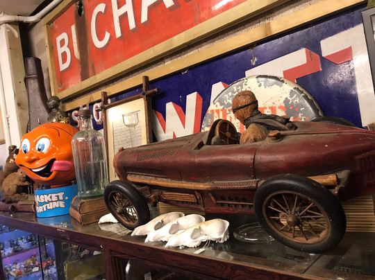 Chrisp Bros Curios-约维尔必去景点