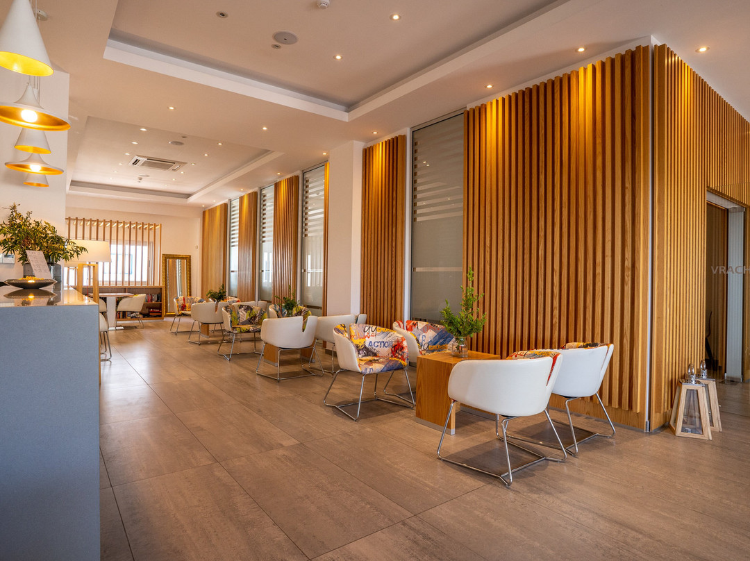 Vrachia Beach Hotel & Suites主图