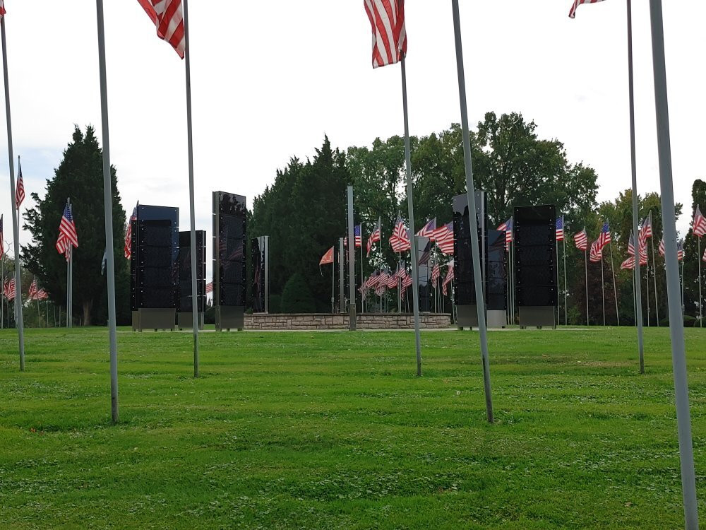 The Avenue of 444 Flags景点图片