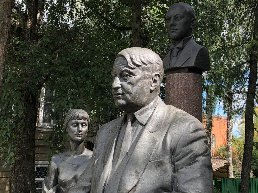 The Gumilev Family Sculptural Composition景点图片