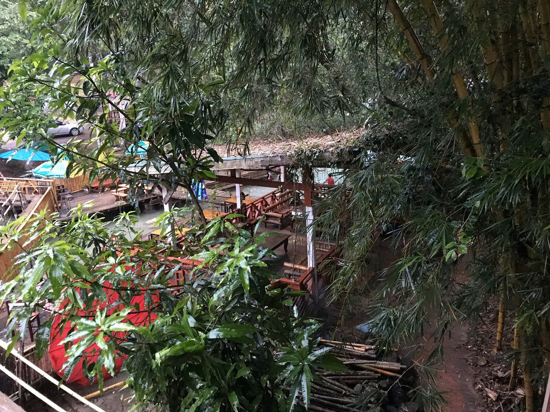 弯尼萨瀑布酒店主图