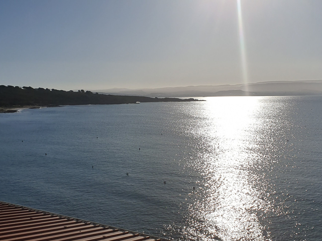 德皮尼酒店主图