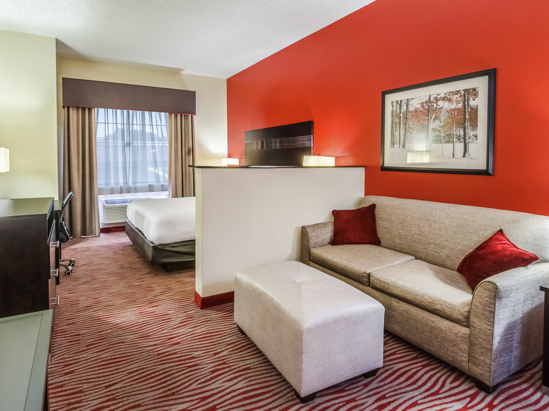 维尼塔快捷假日套房酒店主图