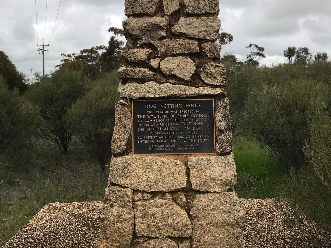 Dog Netting Fence Monument-Culgoa必去景点