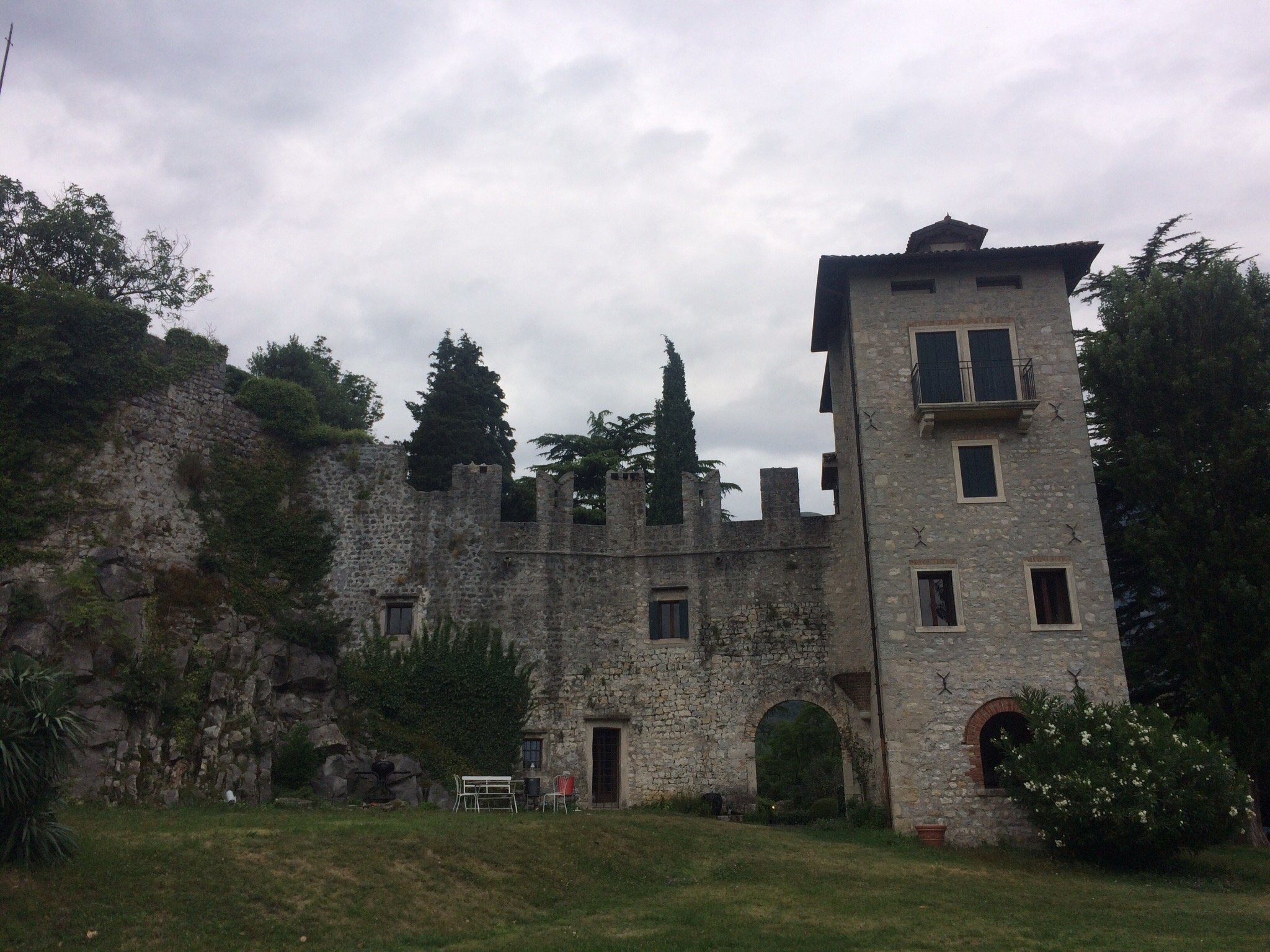 Castrum di Serravalle-官方