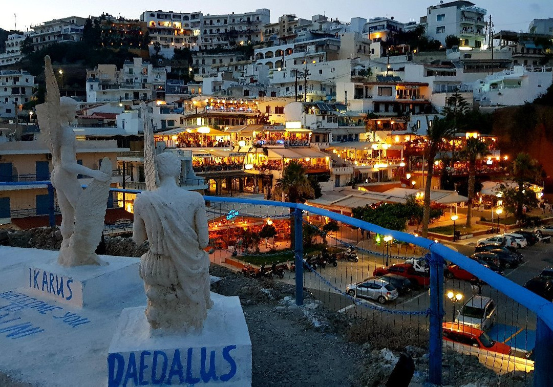 Icaros & Daedalus Statues景点图片