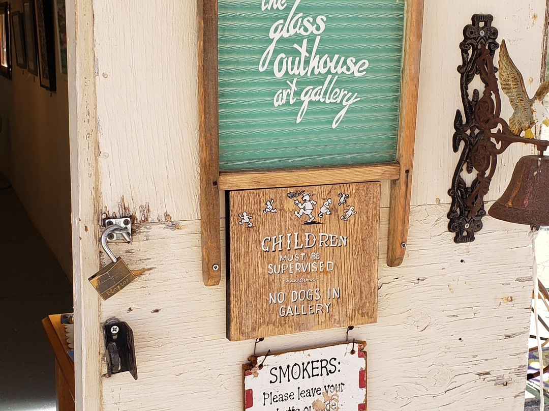 The Glass Outhouse Art Gallery-二十九棕榈村必去景点