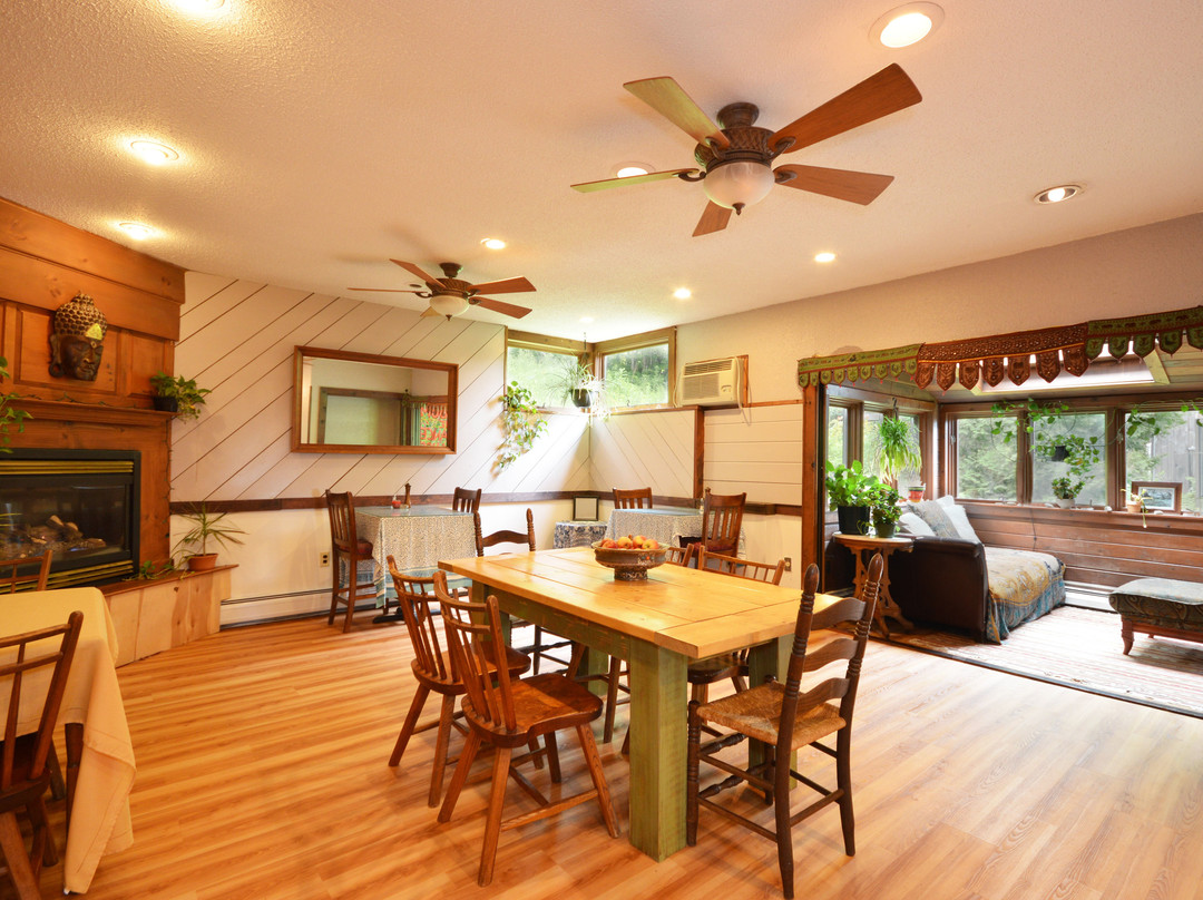 Lotus Mountain Retreat主图