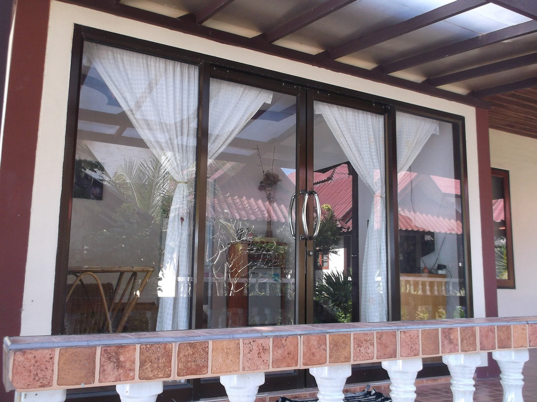 Jungle Hut Bungalow and Hotel主图