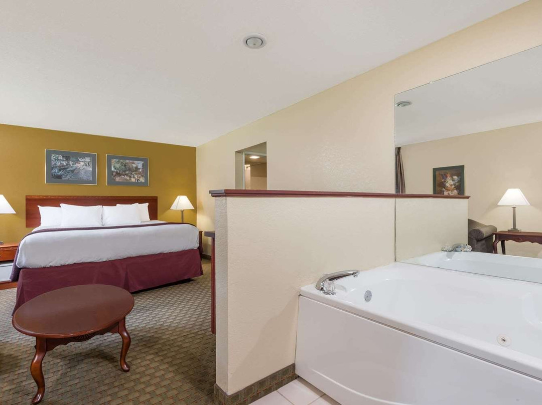 Days Inn by Wyndham Norton主图