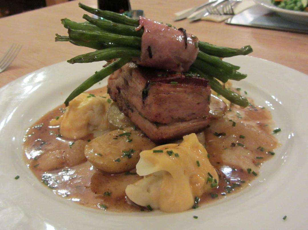 Hillside Hotel Bar and Restaurant主图