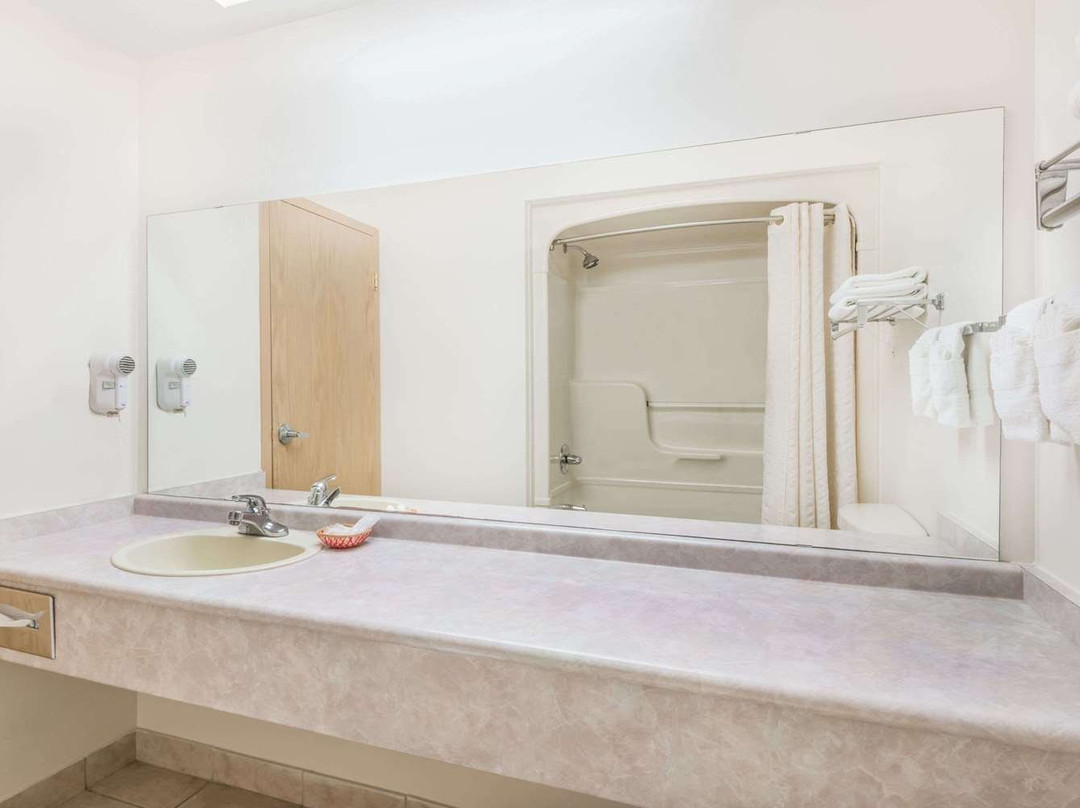 大使温莎大桥速8酒店主图