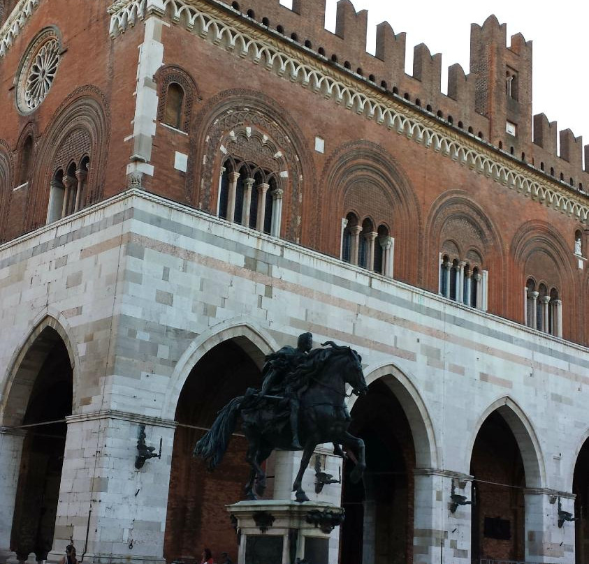 Piazza Cavalli景点图片