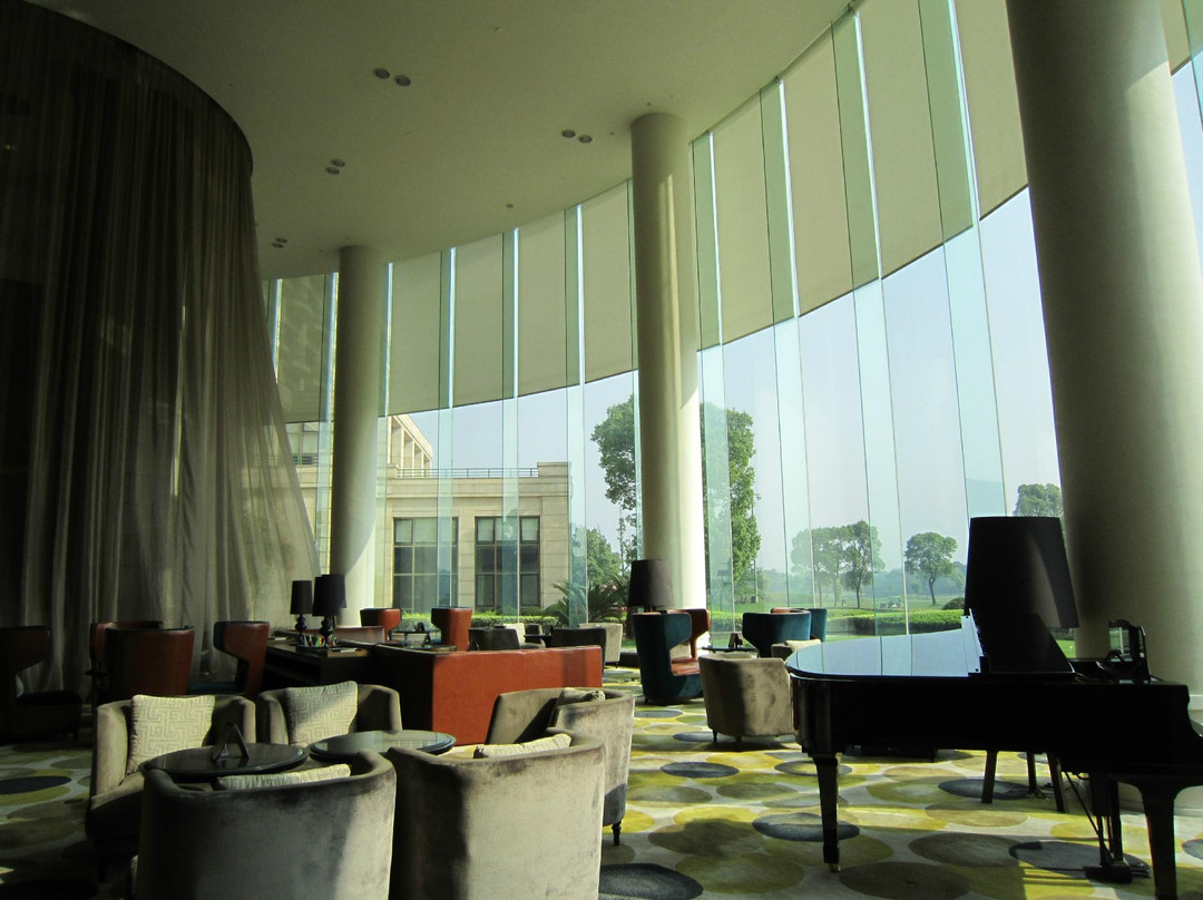 上海美兰湖皇冠假日酒店主图