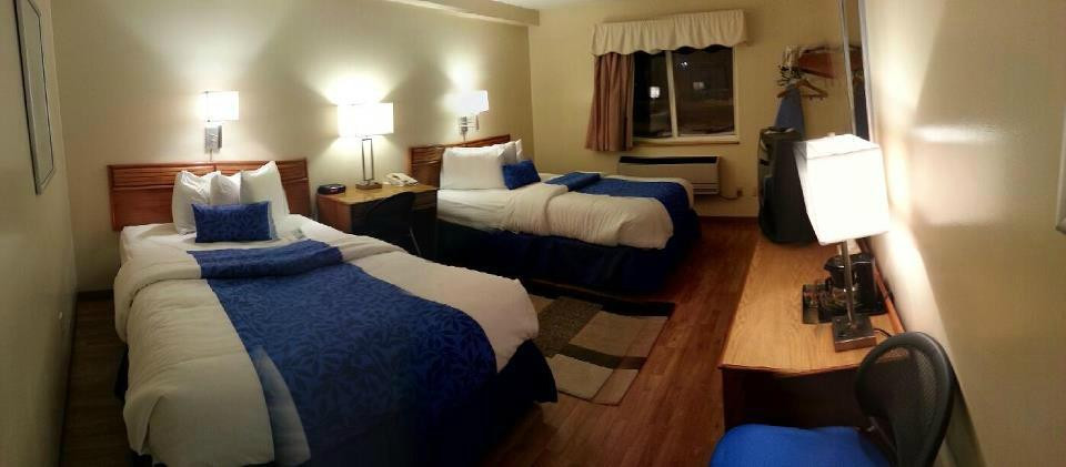 Derby Four Seasons Inn and Suites主图