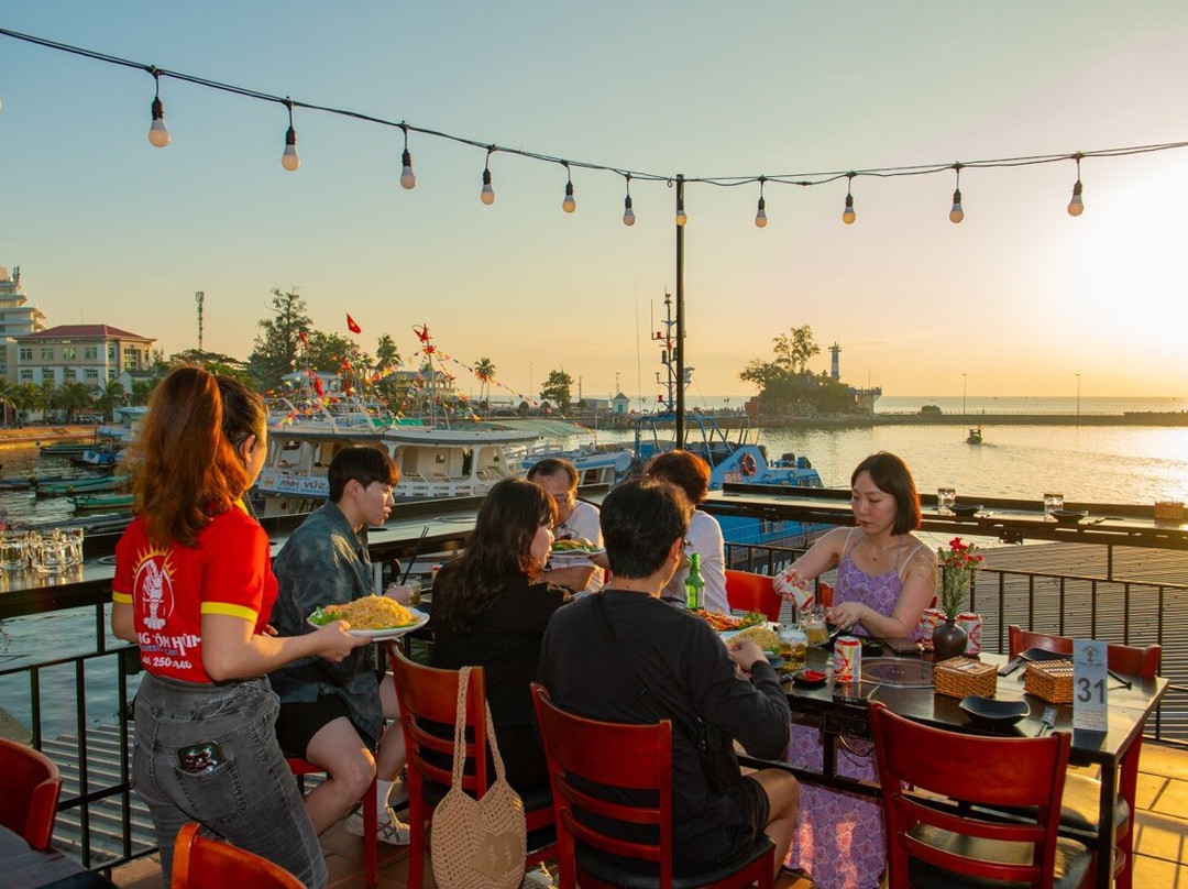 Động Tôm Hùm - Lobster Cave Seafood