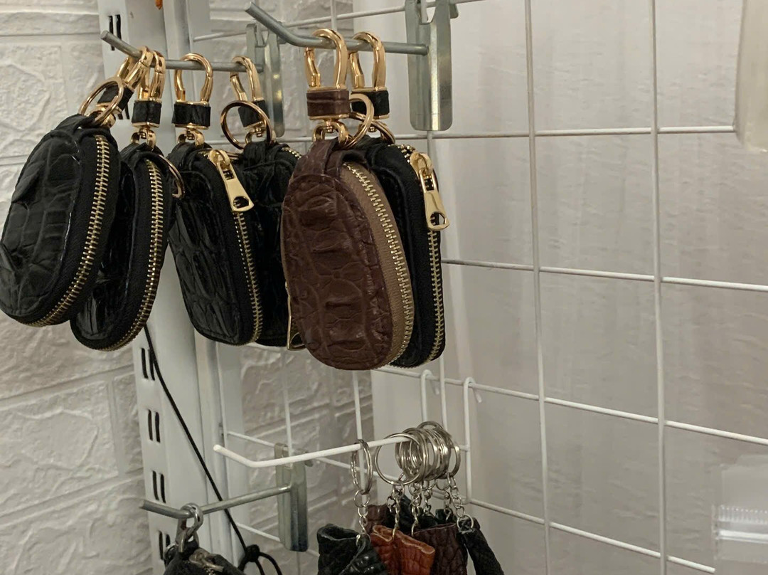 BROS - Gifts, Souvenirs and Leather Goods-岘港必去景点