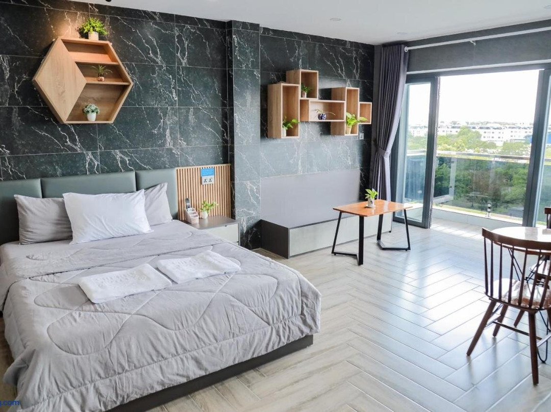 Cherry Hotel 2 Ben Luc