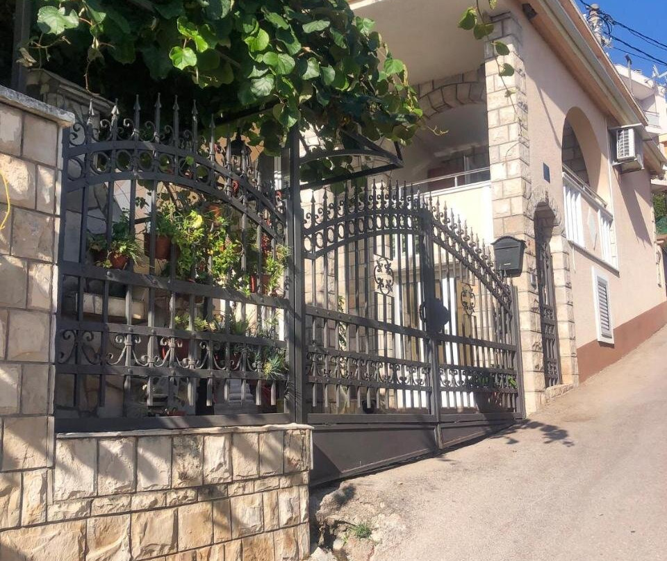 Apartments Moracanin