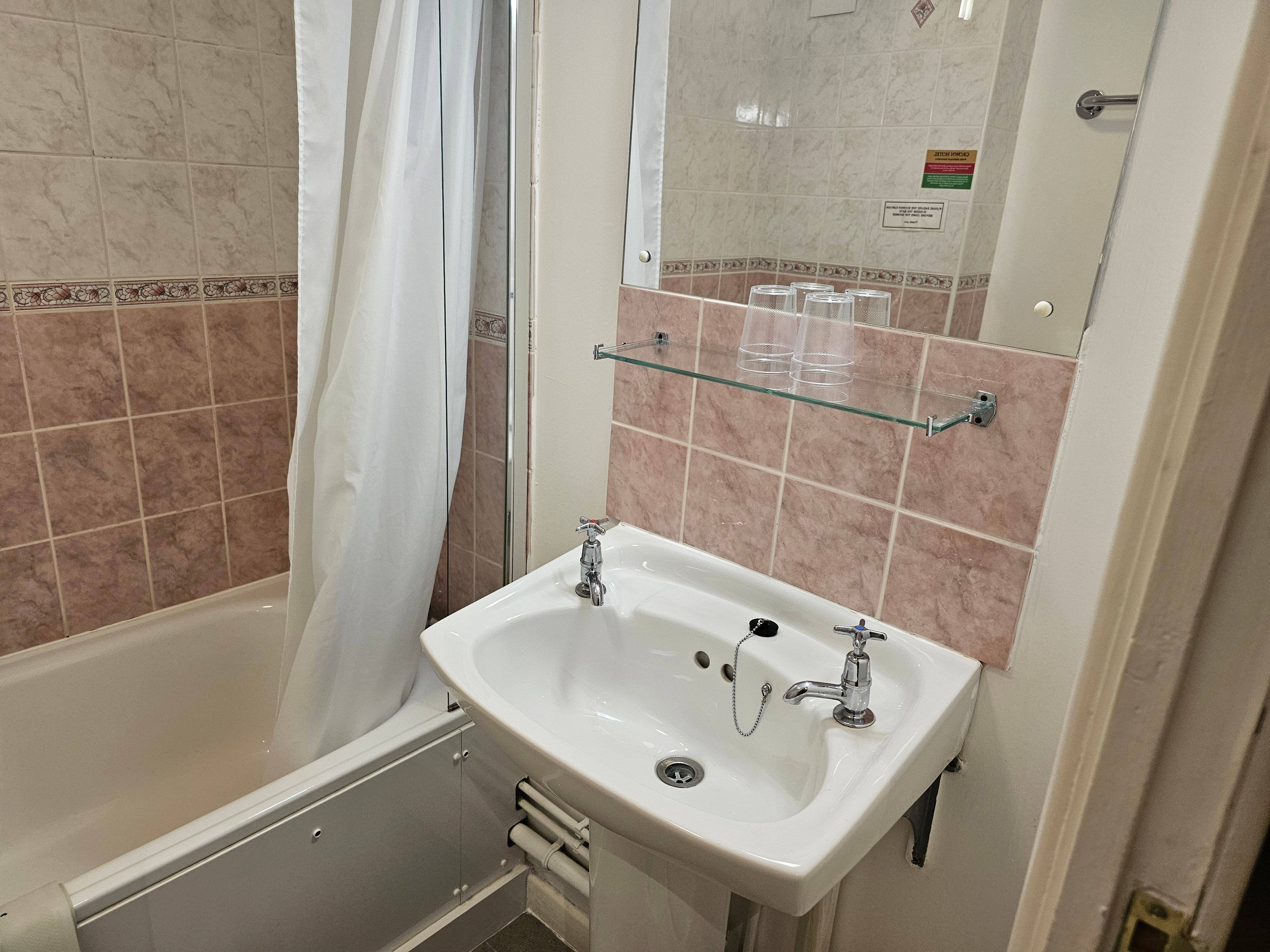 The Crown Hotel, Weymouth-浴室