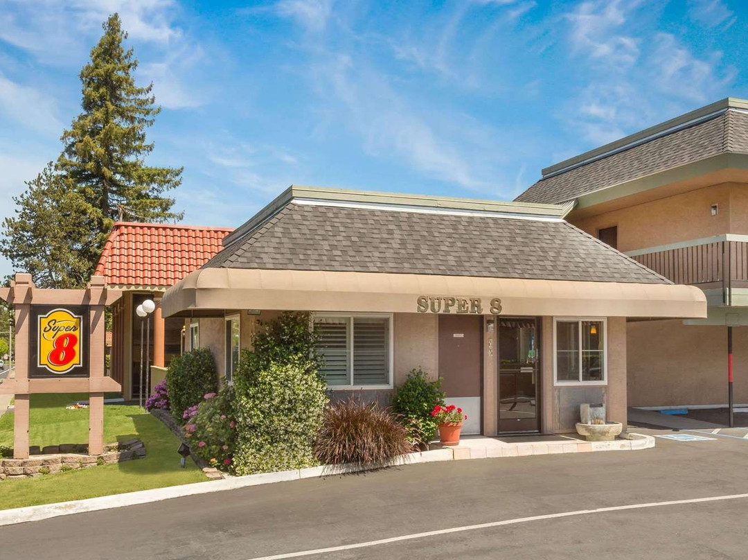 贝尼西亚酒店住宿-Super 8 by Wyndham Martinez