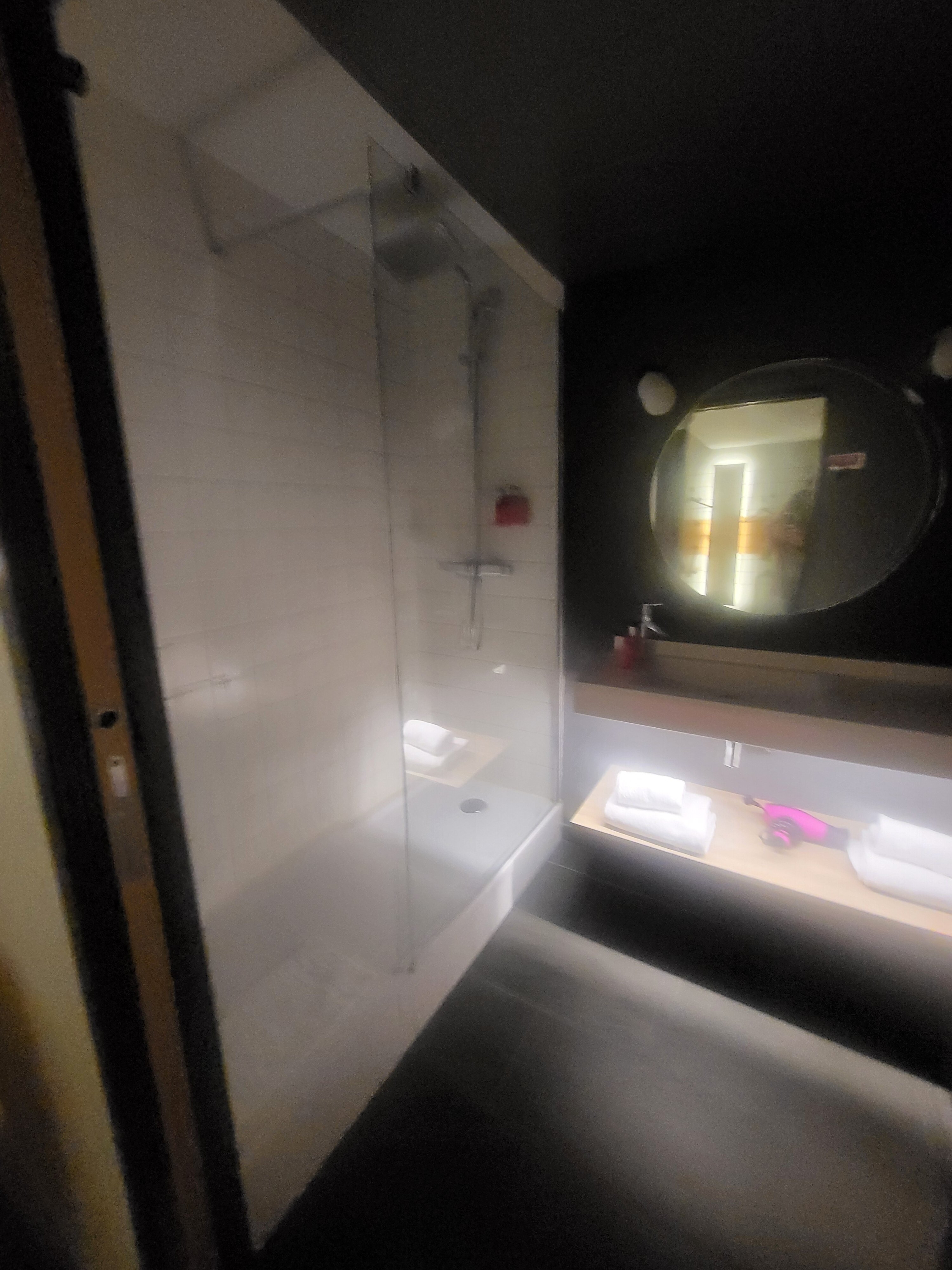 Moxy Lyon Airport-浴室
