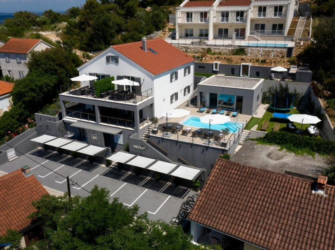 Crowonder Villa Median