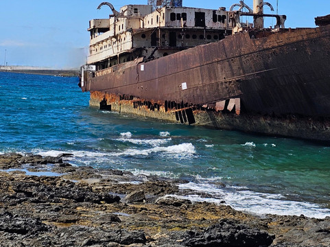 Barco Telamon encallado-阿雷西费必去景点