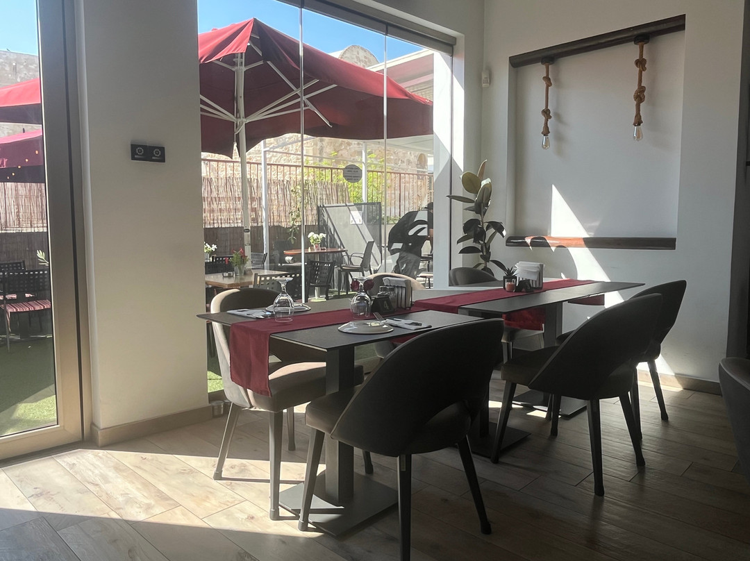 Happy Nest Bar & Grill