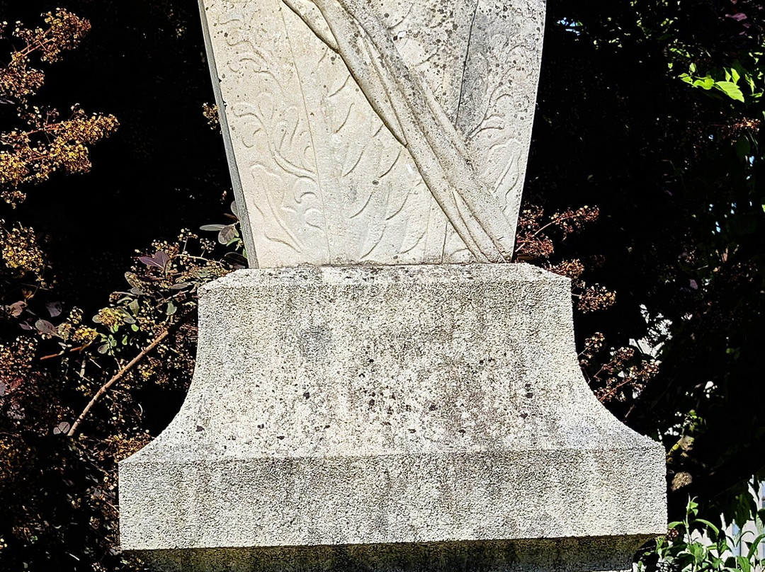 Monument À Théodore Agrippa D'aubigné-Pons必去景点