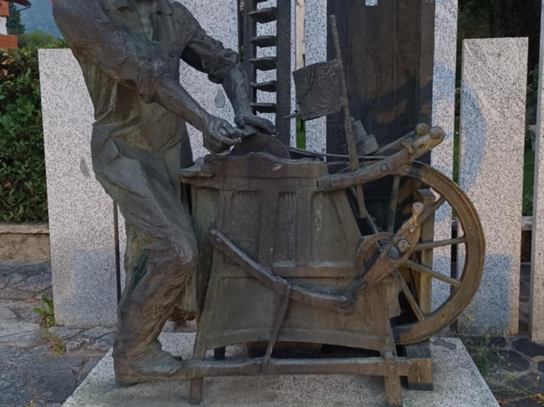 Monumento Al Moleta-平佐洛必去景点