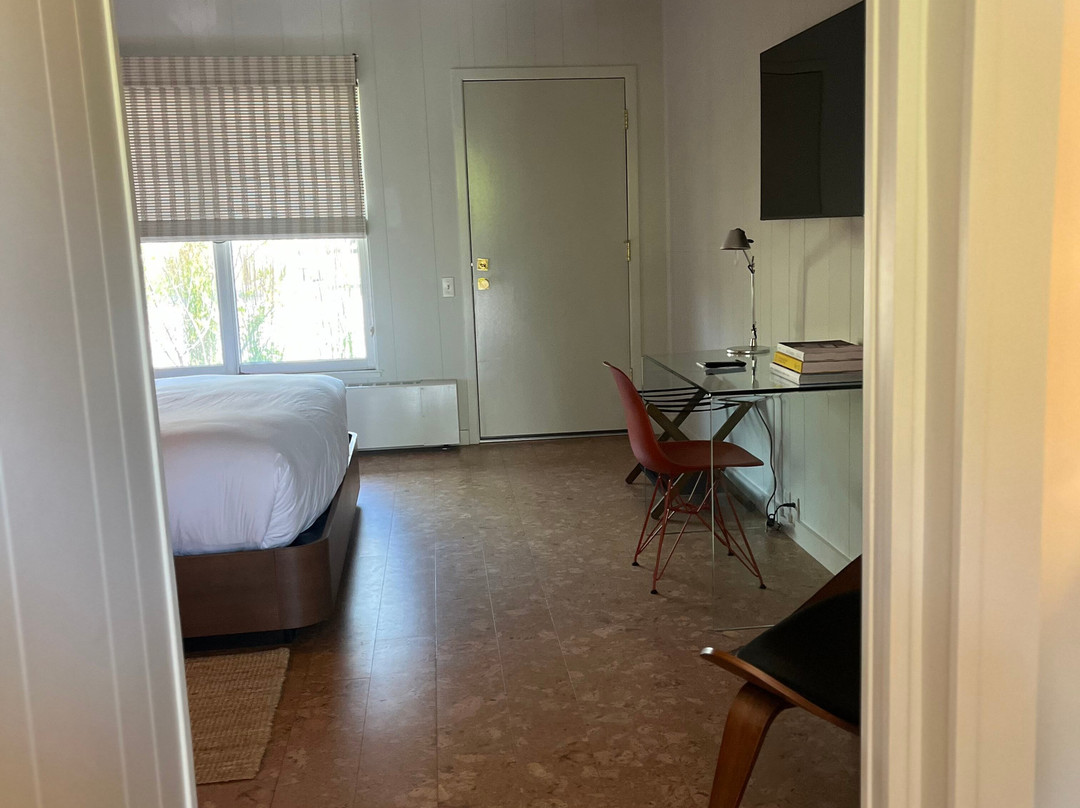 Otis Harbor Springs主图