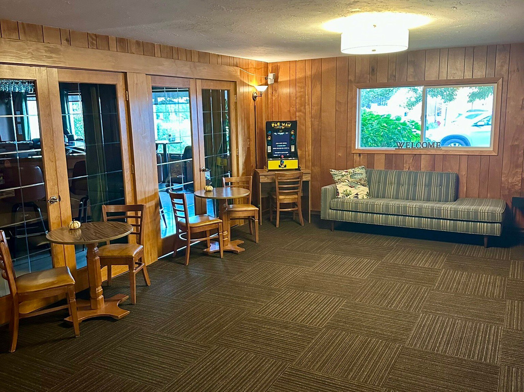 The Ellison Inn & Lounge主图