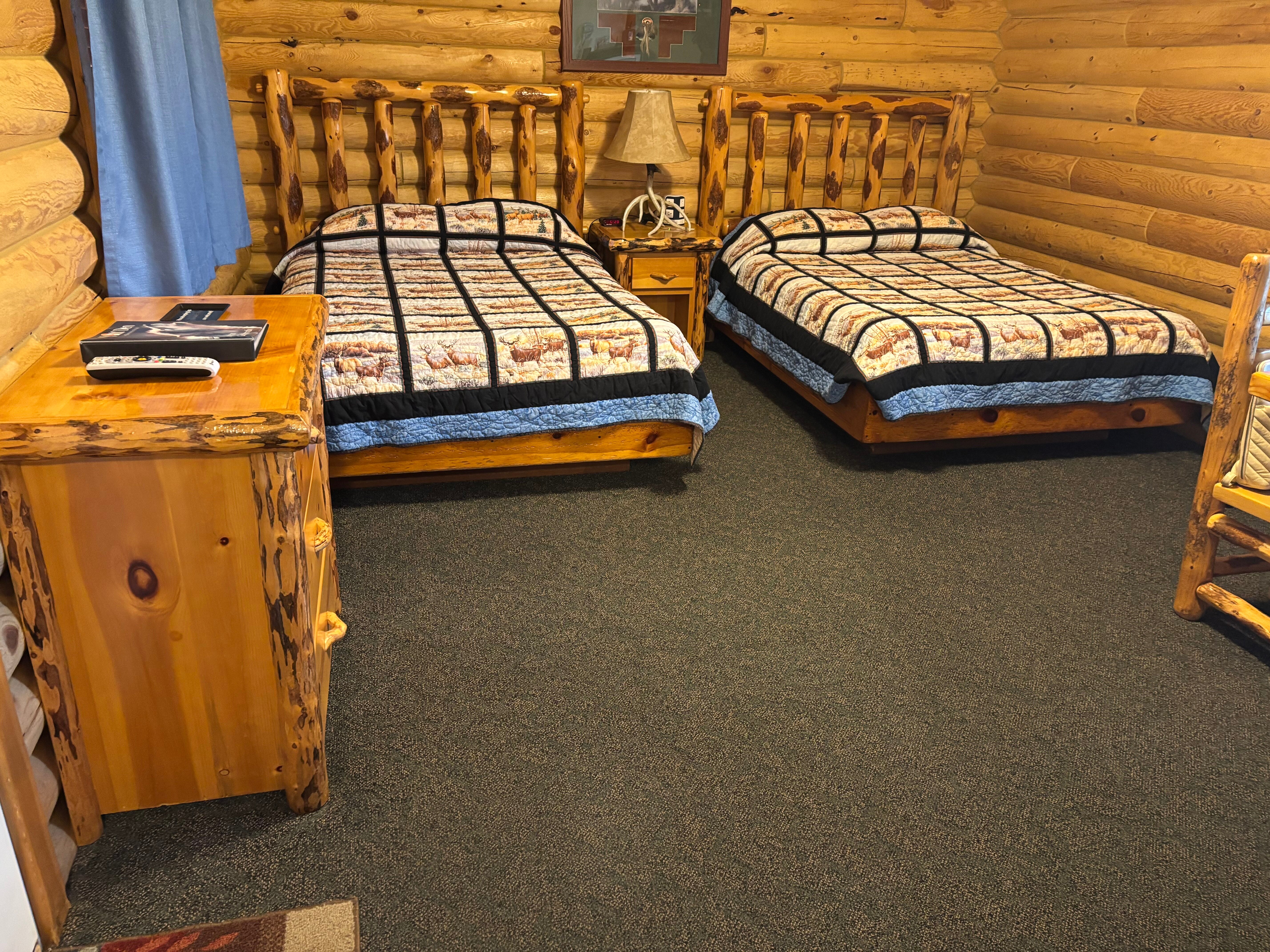 Wolf Den Log Cabin Motel & RV Park-客卧