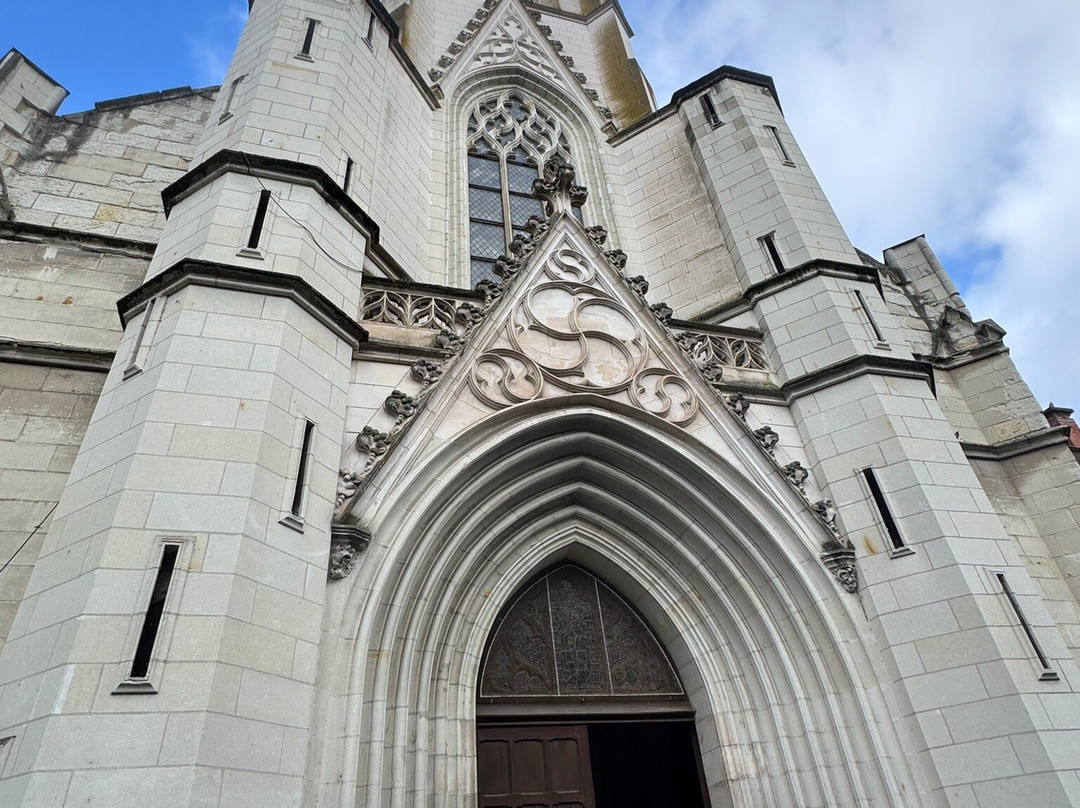 Eglise Saint Jean Baptiste-沙泰勒罗必去景点