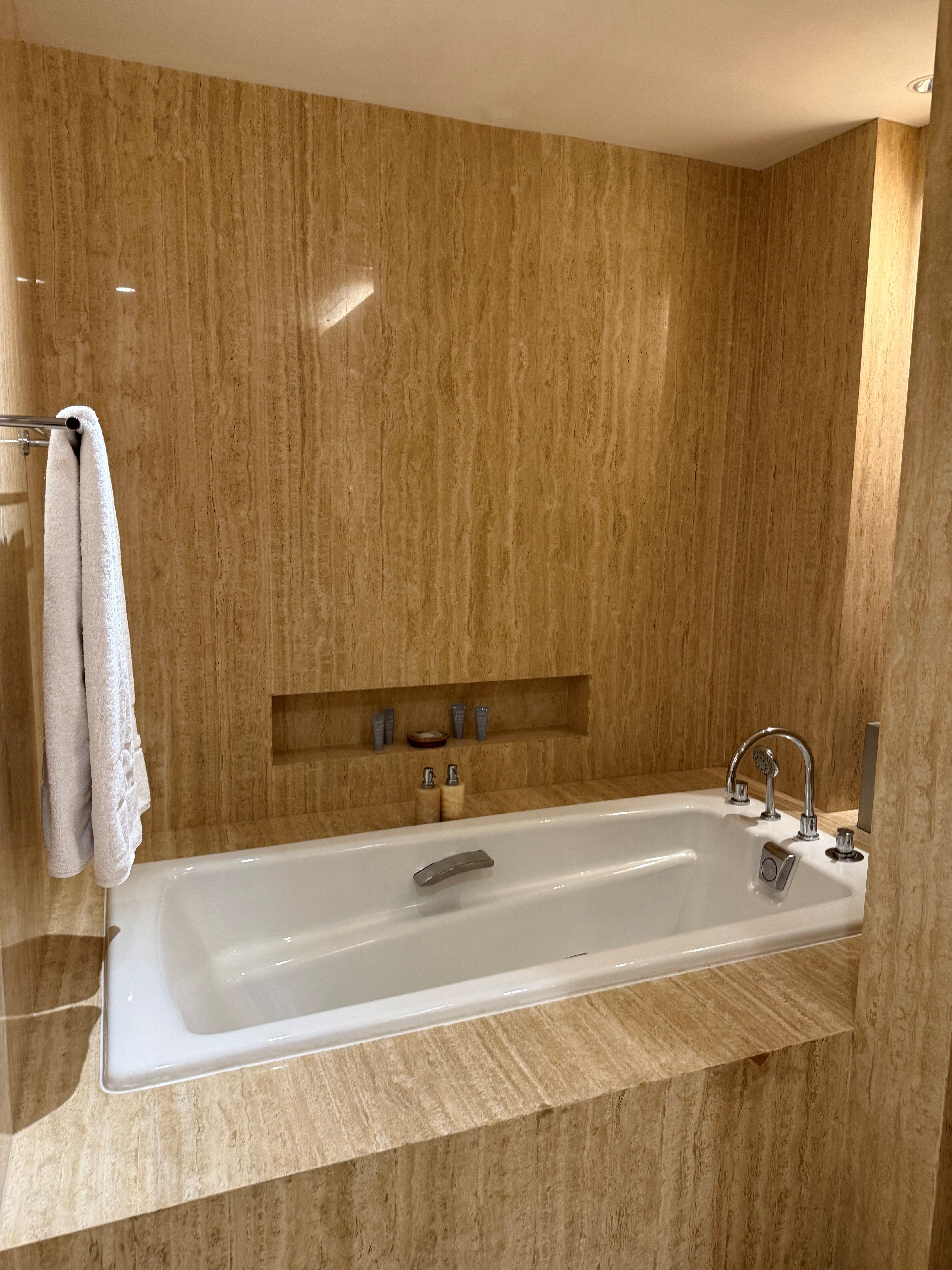 Artotel Suites Bianti Yogyakarta-浴室