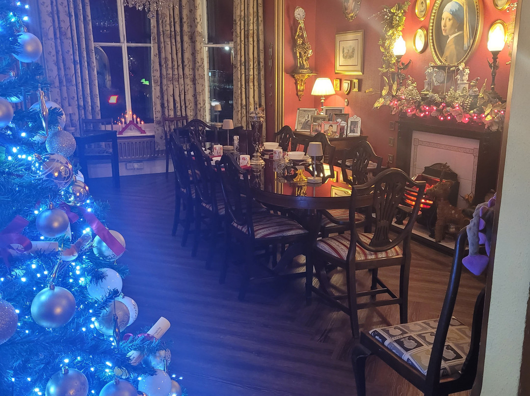 Holywell House主图